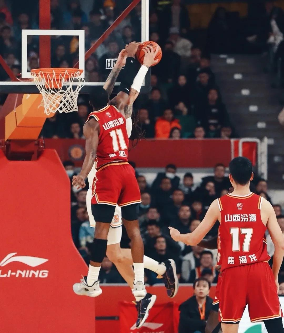 加时末段CBA常规赛焦点战，瓦伦西亚豪取连胜，气氛紧张，更衣室氛围转暖的简单介绍